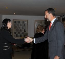 El Príncipe recibe el saludo de la presidenta de la Asociación de Jóvenes Españoles en Paraguay, Sandra González, durante el encuentro con la colectiv